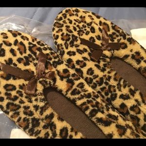 NWOT Secret Treasures Leopard Print Ladies Slippers!